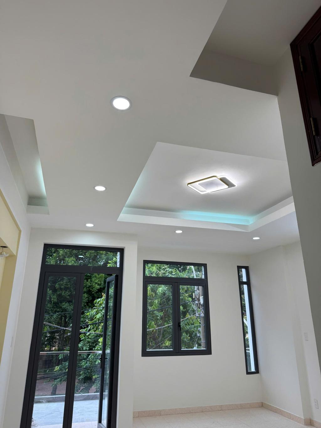 NHÀ SÁT MẶT TIỀN ĐƯỜNG KINH DOANH SẦM UẤT